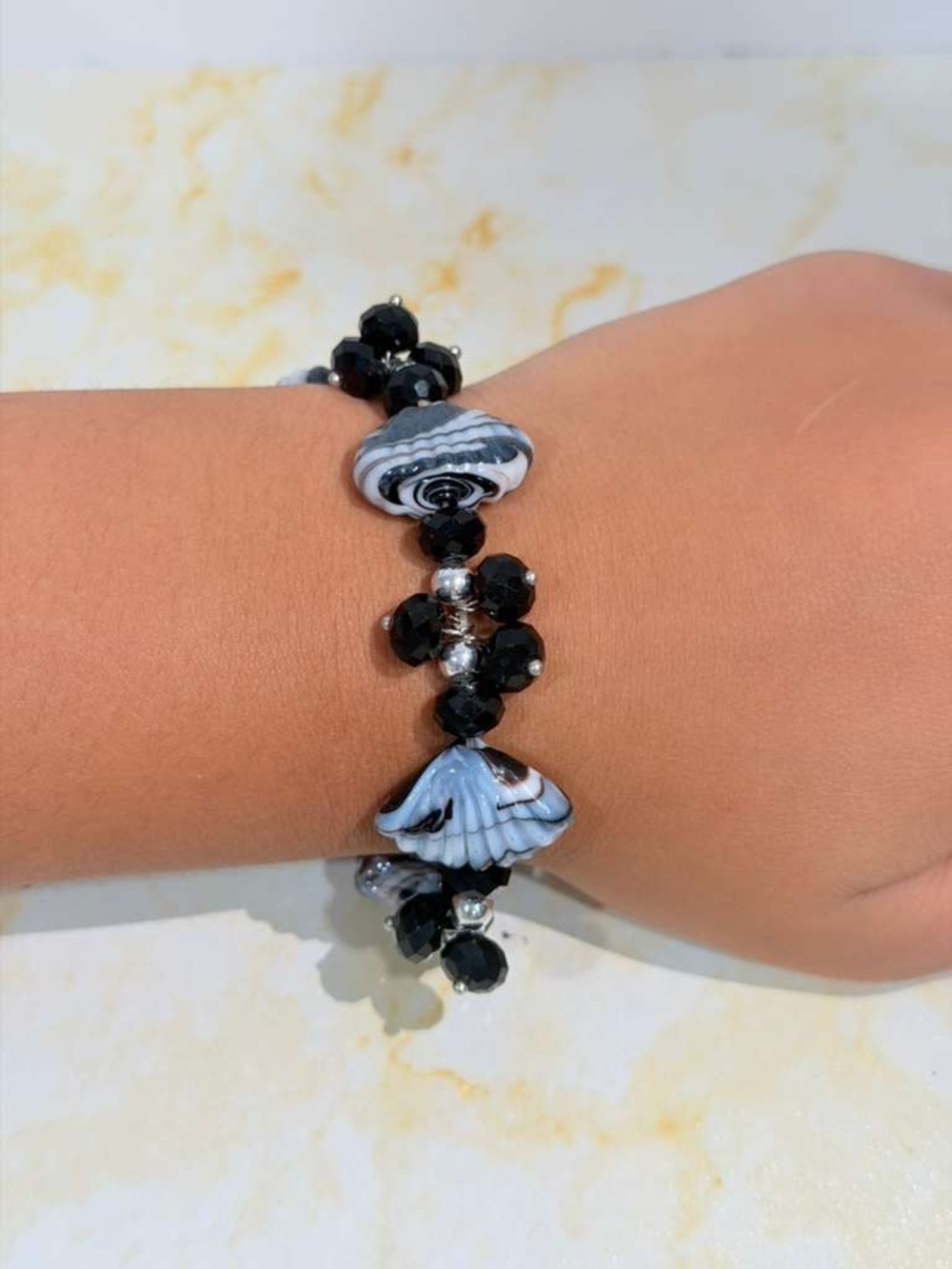 Black and White Shell Fashion Bracelet